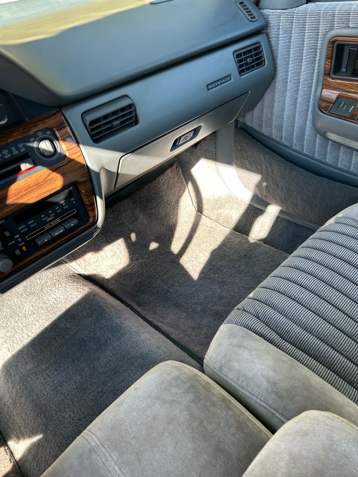 Pontiac-Bonneville-1988-9