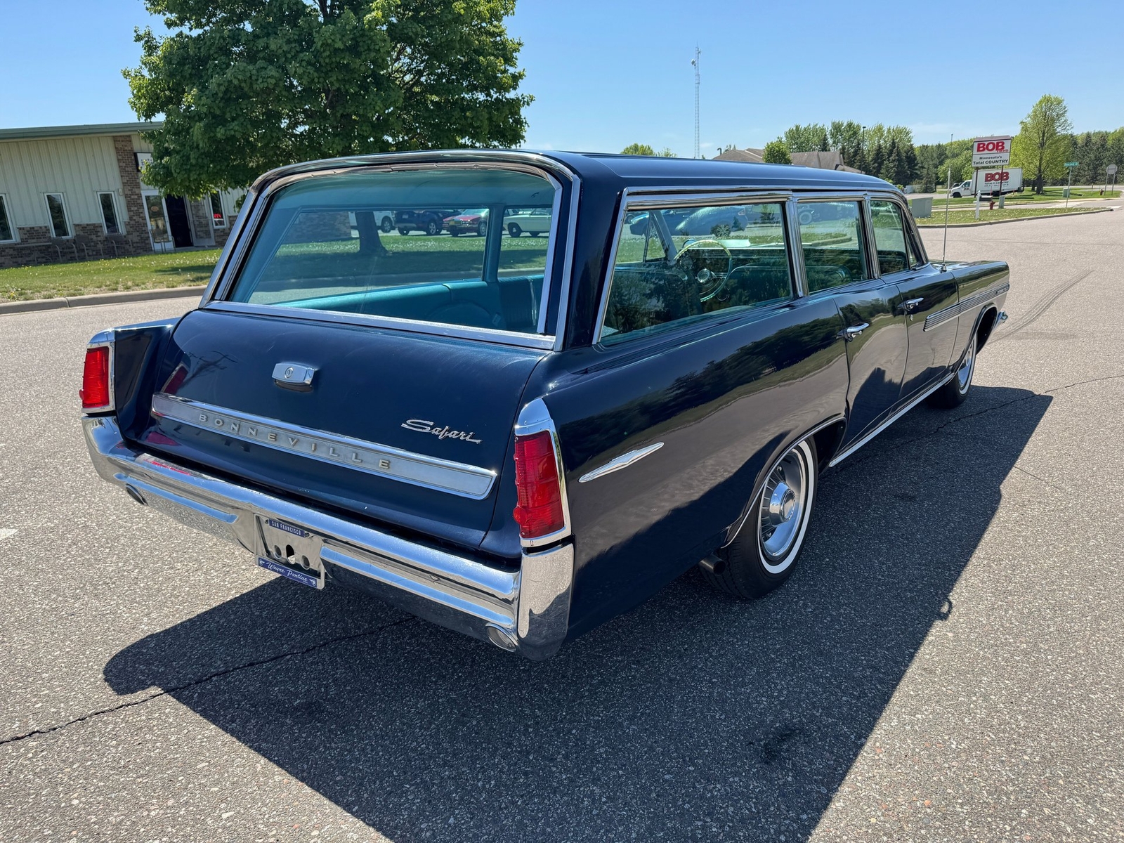 Pontiac-Bonneville-Safari-Station-Wagon-4-Speed-1963-Wagon-2