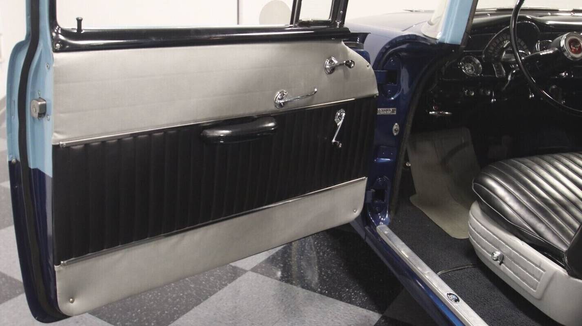 Pontiac-Chieftain-sedan-1955-blue-7