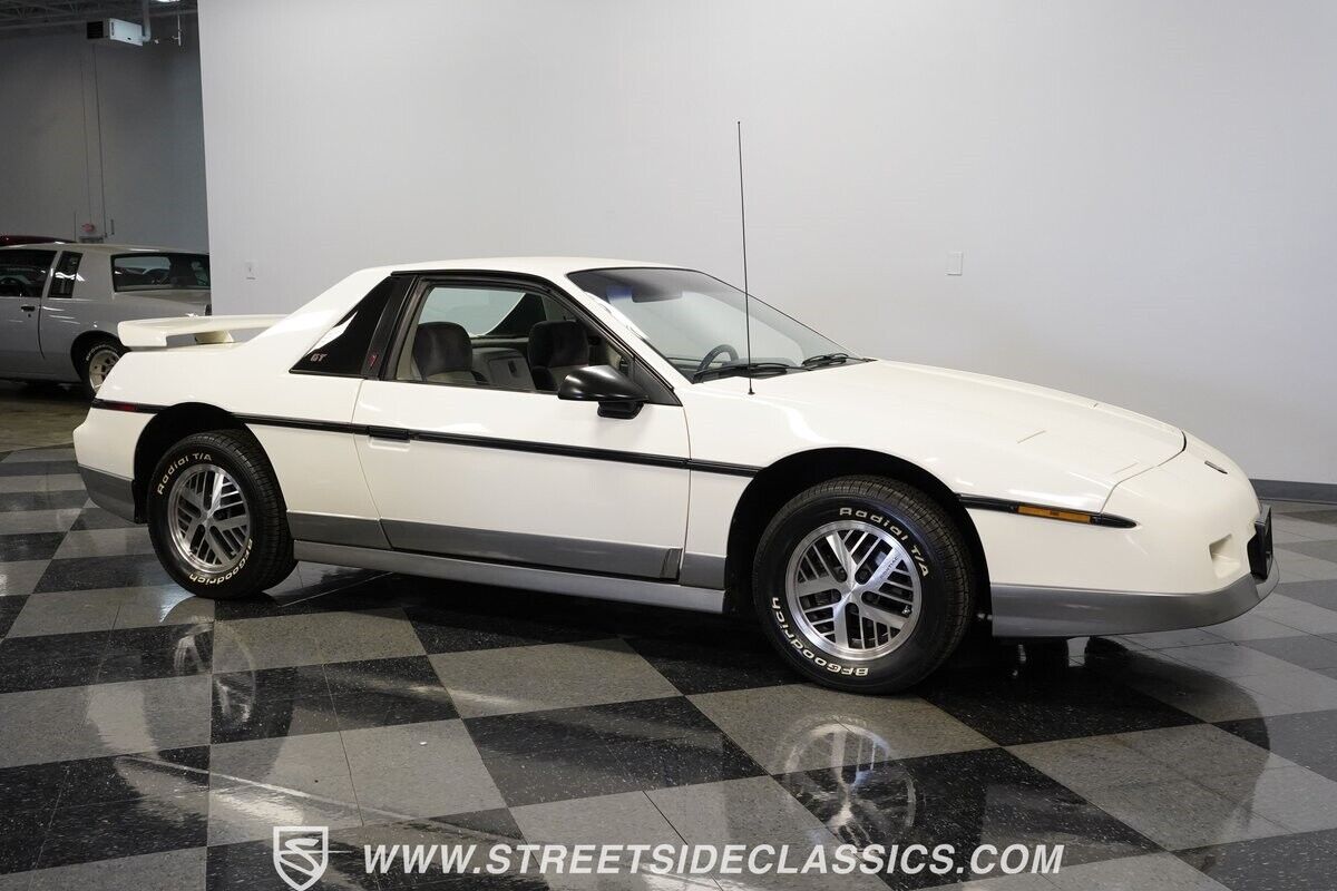 Pontiac-Fiero-1985-Coupe-15