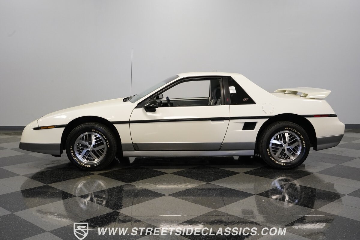 Pontiac-Fiero-1985-Coupe-2