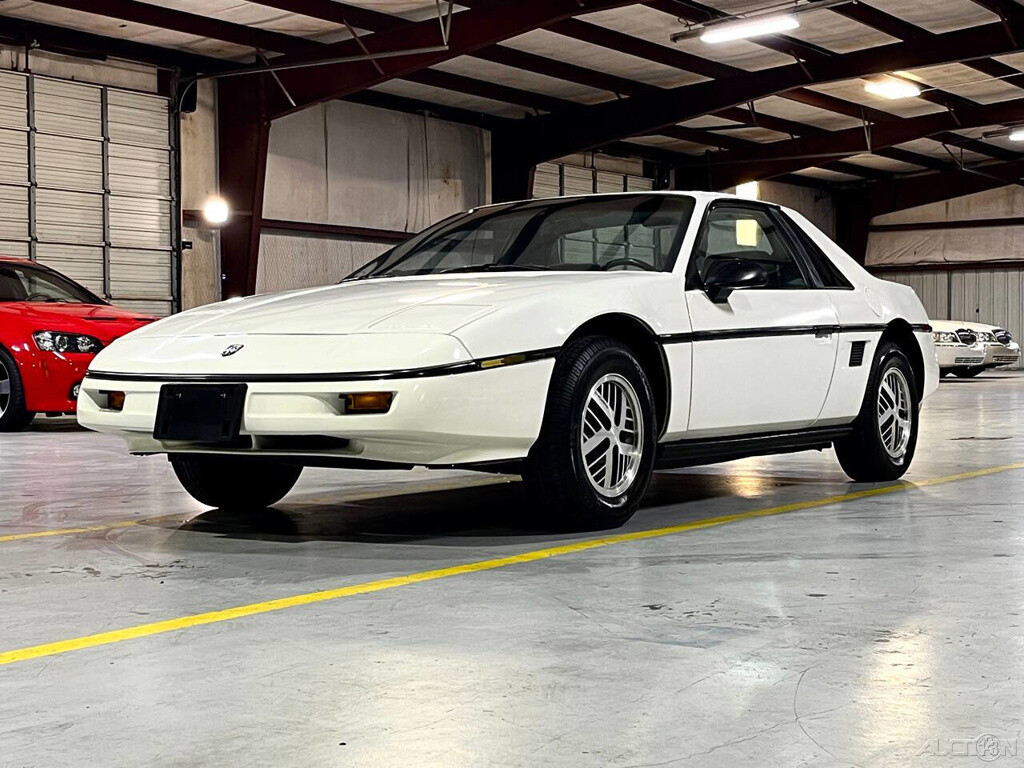 Pontiac-Fiero-1987-Coupe-13