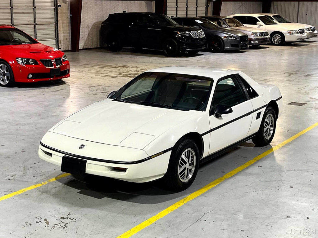 Pontiac-Fiero-1987-Coupe-15