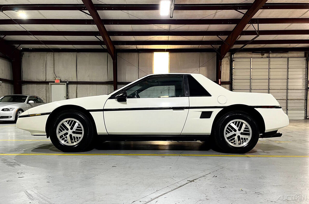 Pontiac-Fiero-1987-Coupe-16