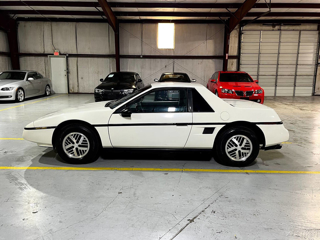 Pontiac-Fiero-1987-Coupe-17