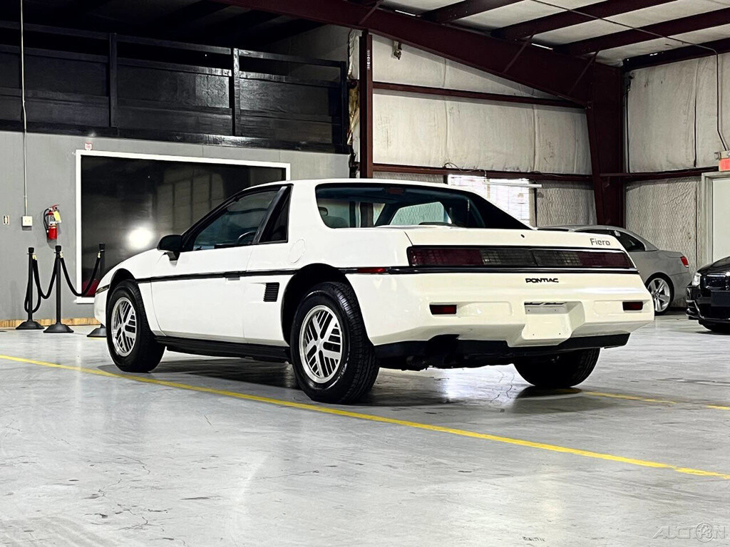 Pontiac-Fiero-1987-Coupe-19