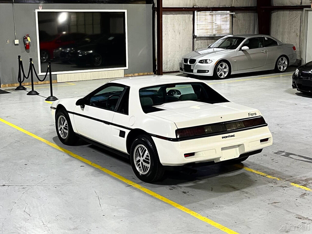 Pontiac-Fiero-1987-Coupe-21