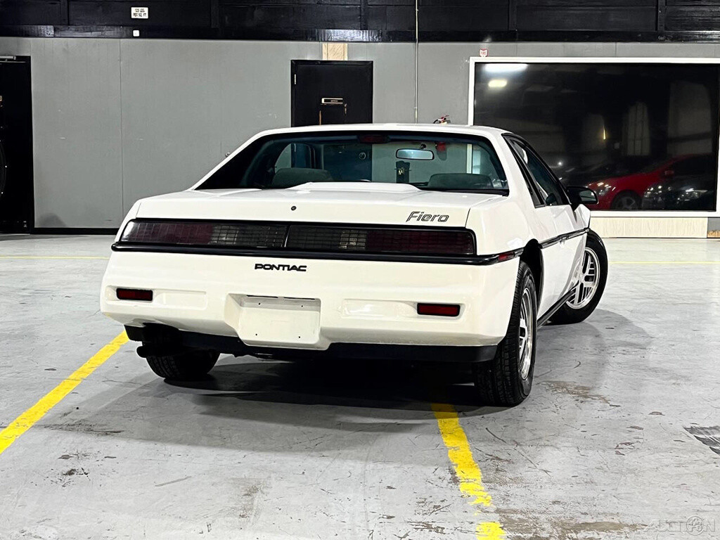 Pontiac-Fiero-1987-Coupe-6