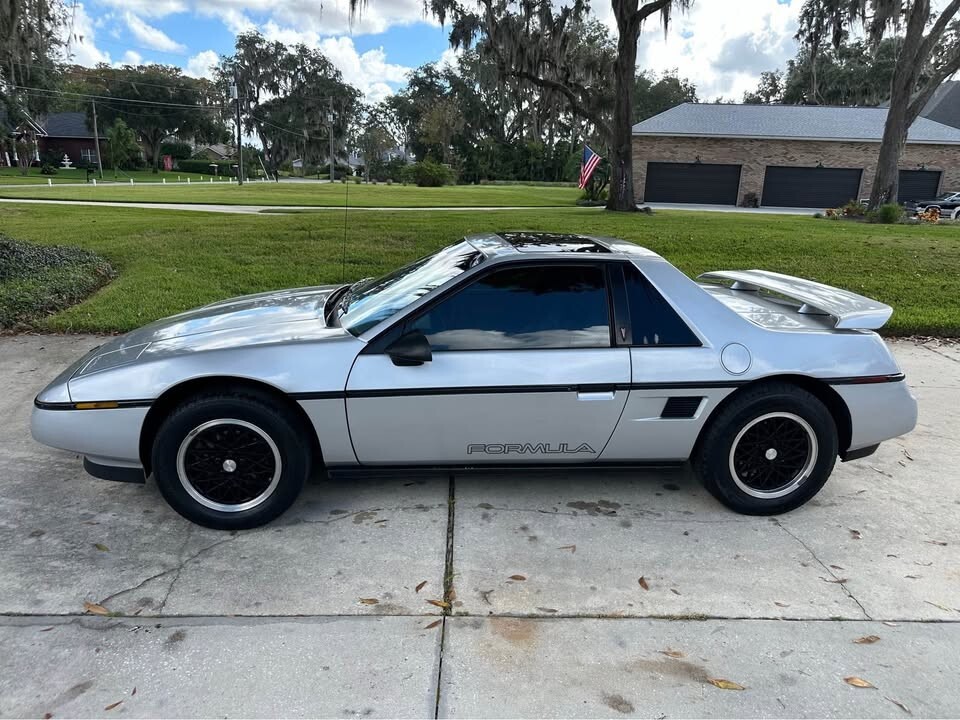 Pontiac-Fiero-1988-Coupe-1