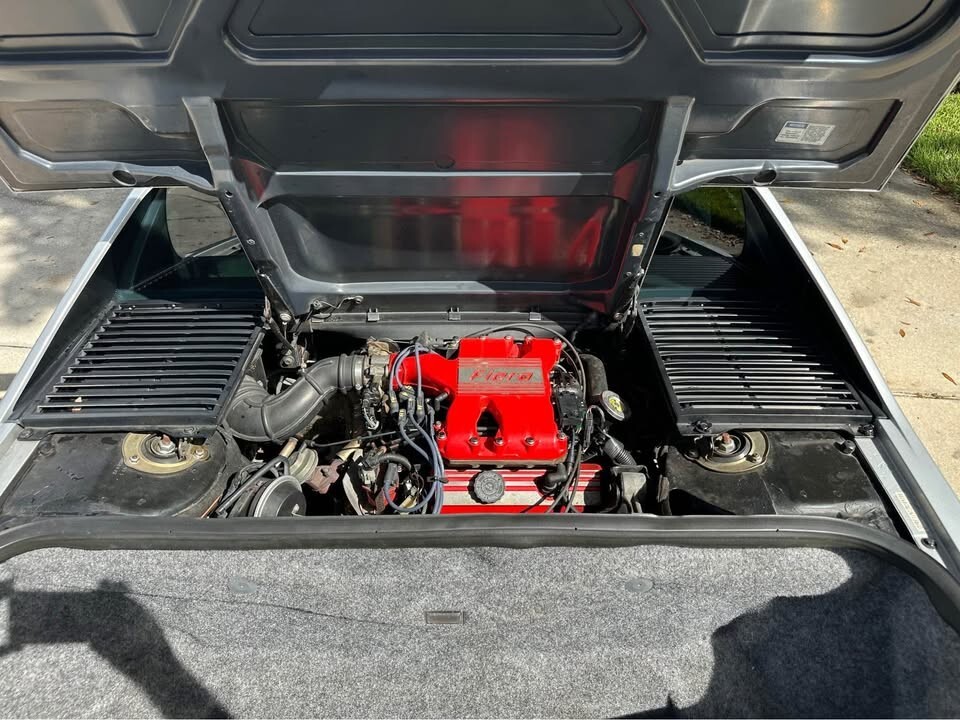 Pontiac-Fiero-1988-Coupe-11