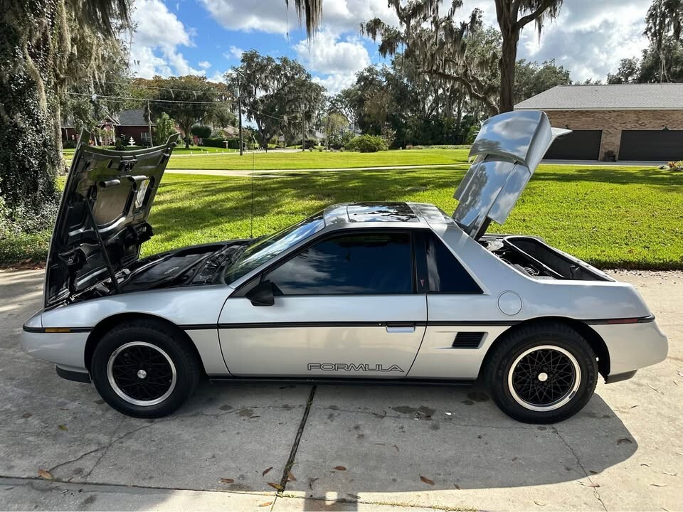 Pontiac-Fiero-1988-Coupe-18