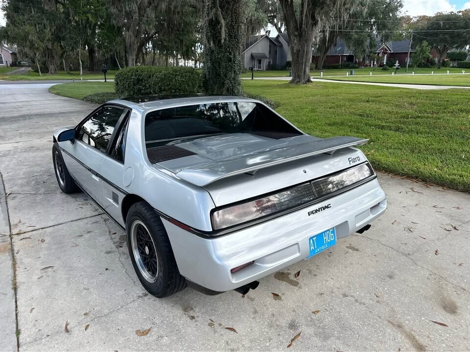 Pontiac-Fiero-1988-Coupe-2