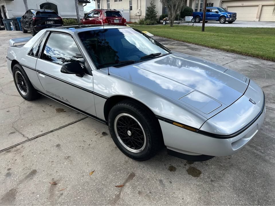 Pontiac-Fiero-1988-Coupe-4