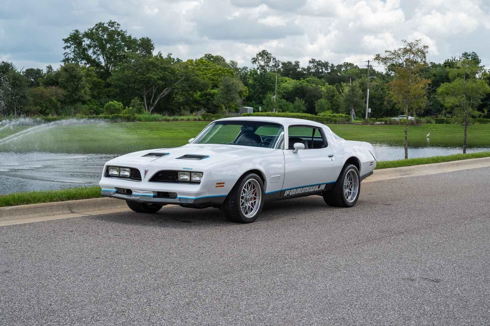 Pontiac-Firebird-1977-Coupe-36