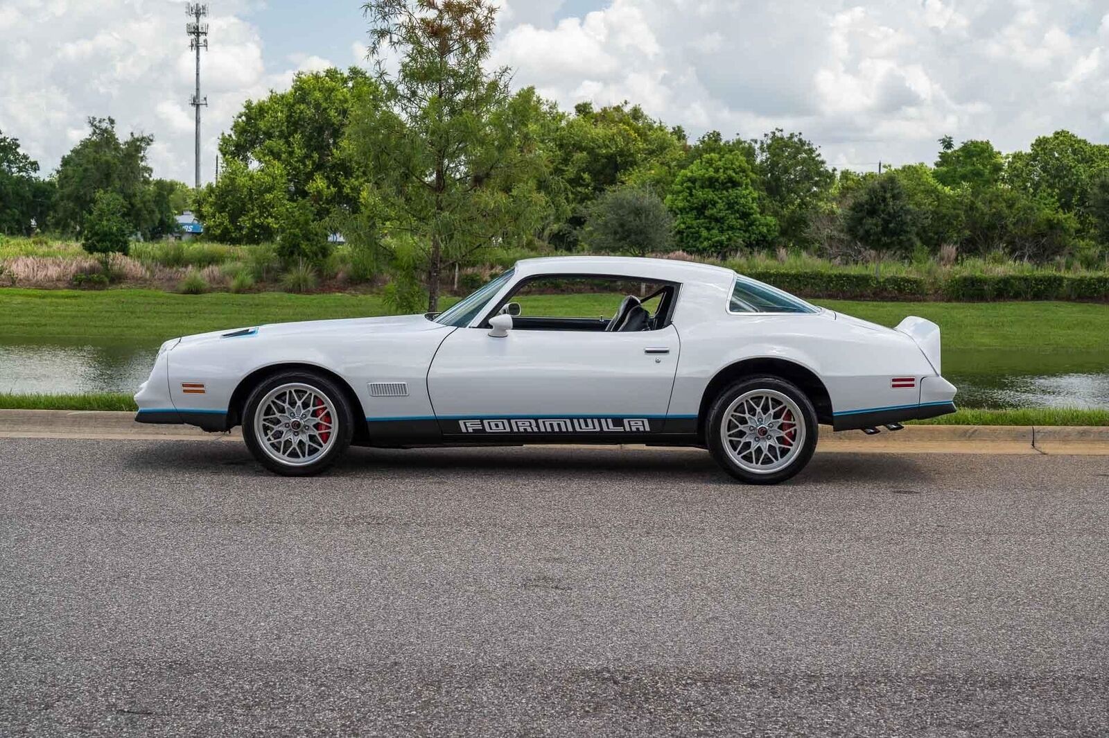 Pontiac-Firebird-1977-Coupe-37