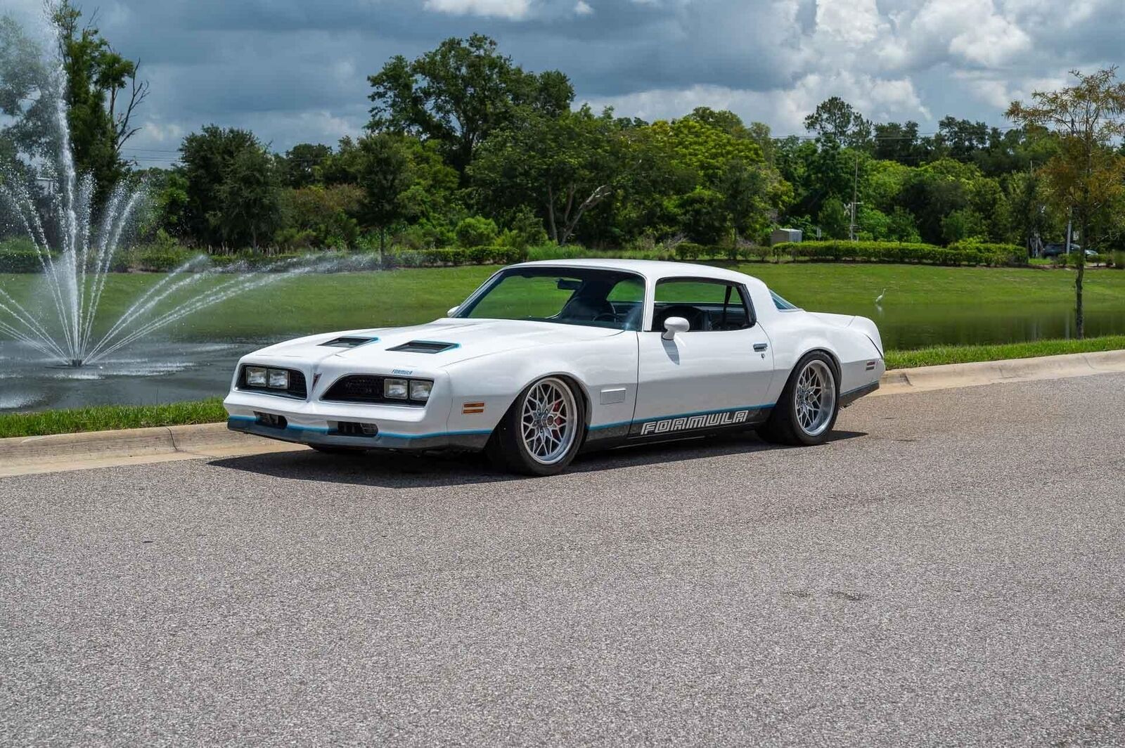 Pontiac-Firebird-1977-Coupe