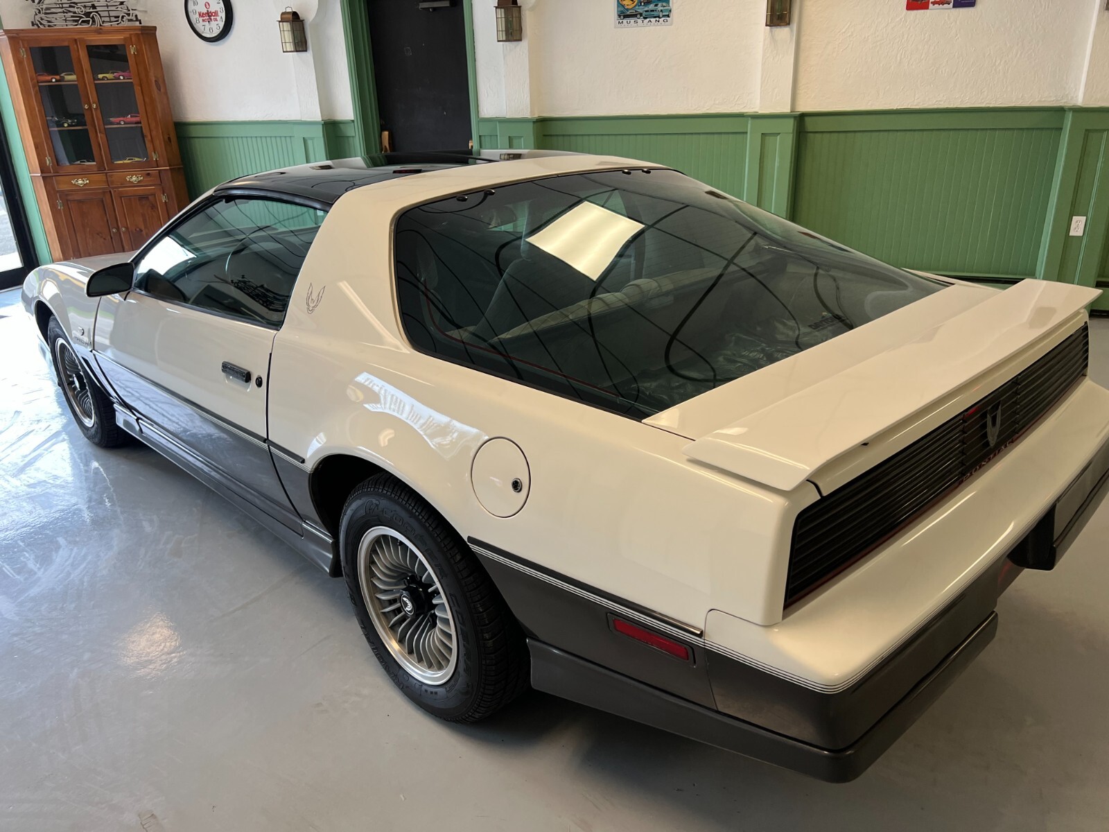 Pontiac-Firebird-1983-Coupe-1