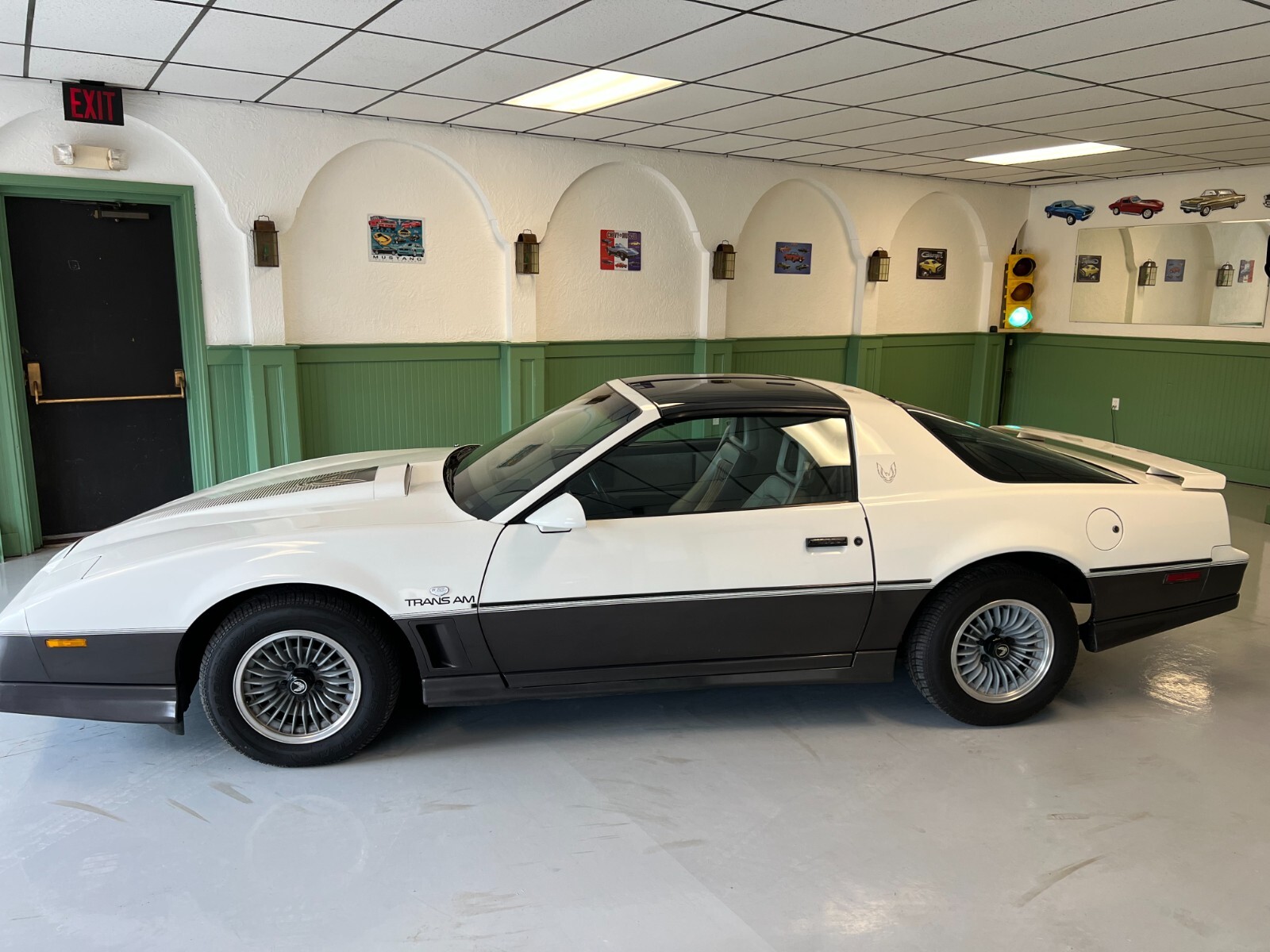 Pontiac-Firebird-1983-Coupe-29
