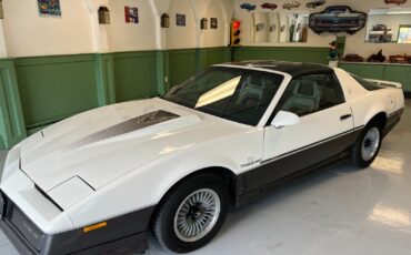 Pontiac-Firebird-1983-Coupe
