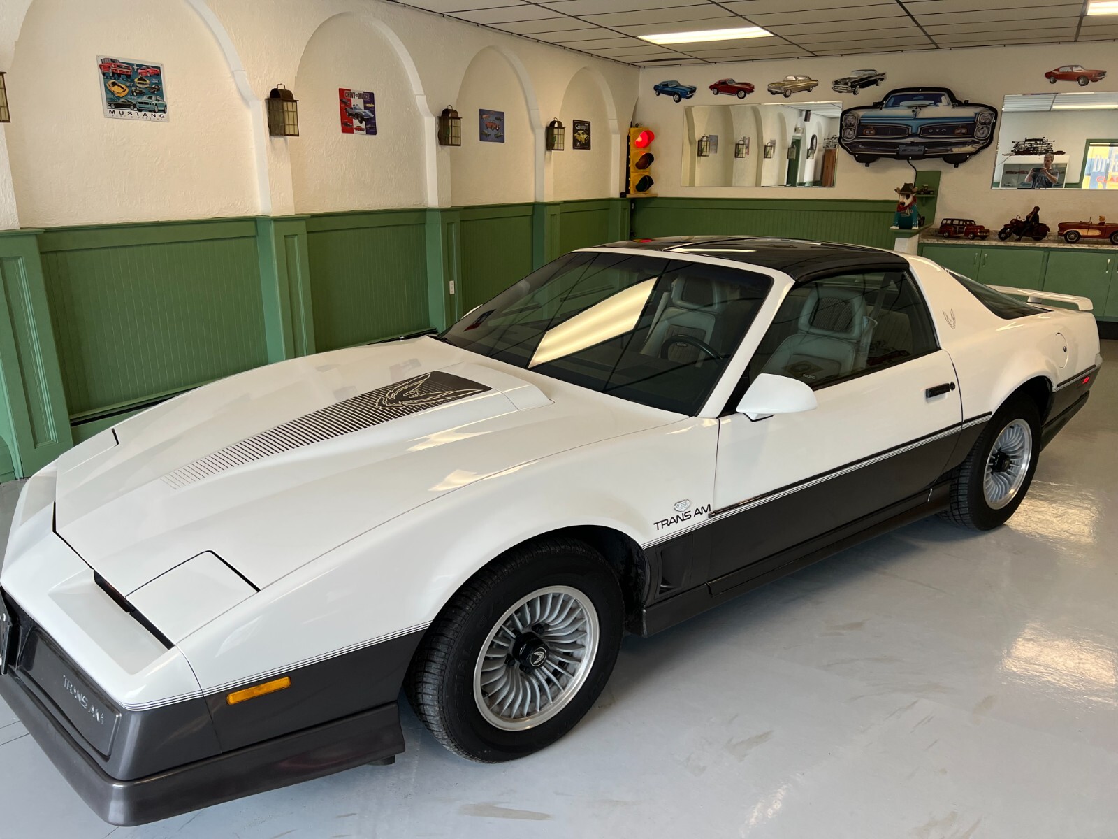 Pontiac-Firebird-1983-Coupe