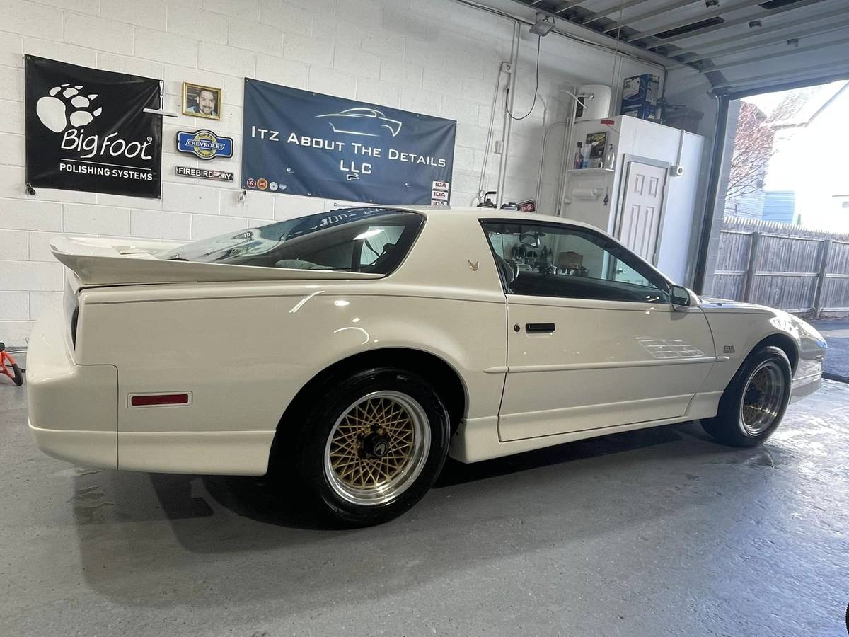 Pontiac-Firebird-trans-am-gta-1987-white-16