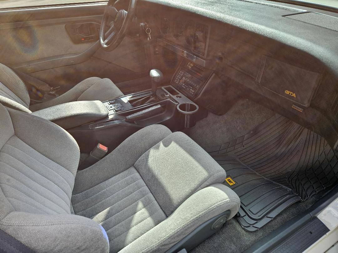 Pontiac-Firebird-trans-am-gta-1987-white-5