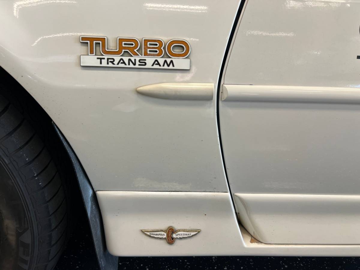 Pontiac-Firebird-trans-am-gta-1989-16