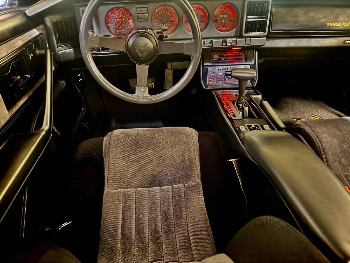 Pontiac-Firebird-transam-1985-black-10