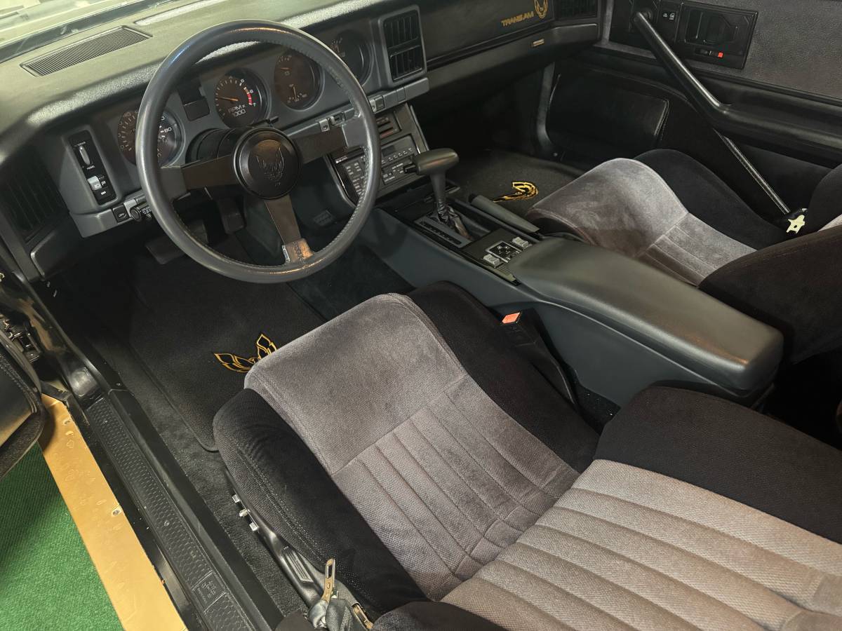 Pontiac-Firebird-transam-1985-black-14