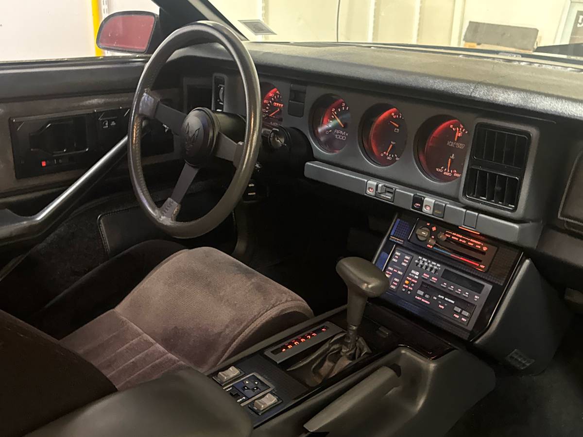 Pontiac-Firebird-transam-1985-black-9