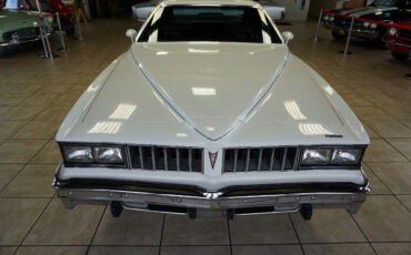 Pontiac-Le-Mans-1977-Classic-Car-12