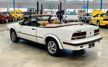 Pontiac-Sunbird-1989-Convertible-4
