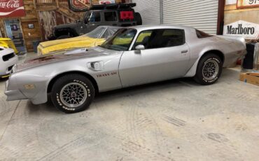 Pontiac-Trans-Am-built-455-4speed-1976