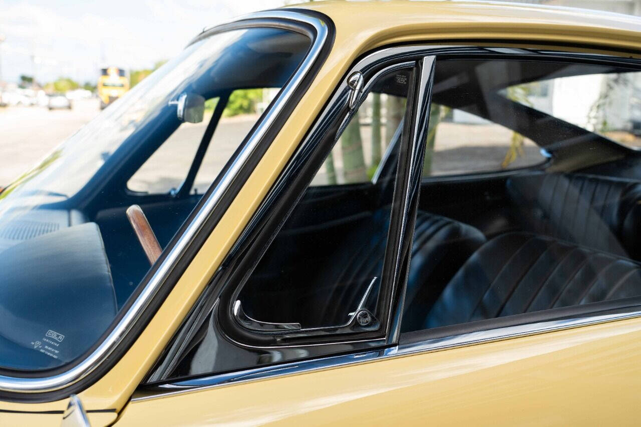 Porsche-911-1965-Coupe-35