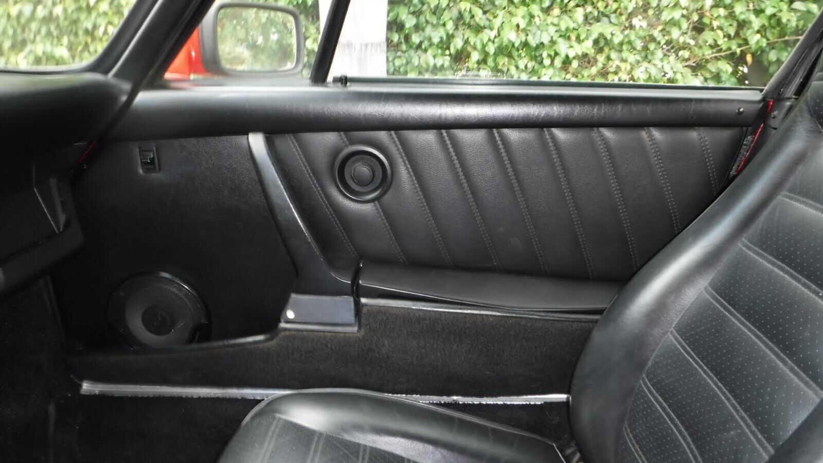 Porsche-911-1984-Convertible-30