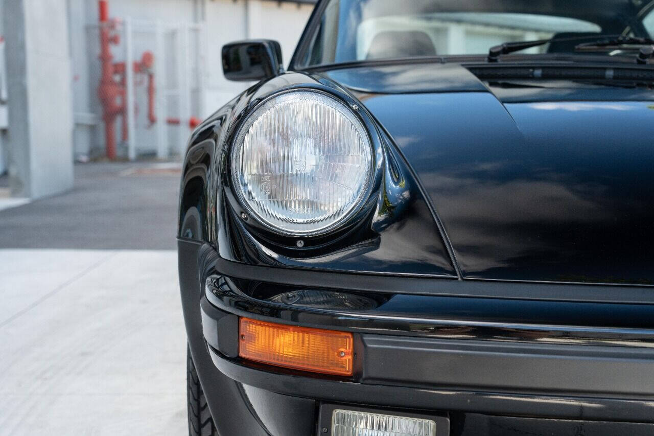 Porsche-911-1984-Coupe-15