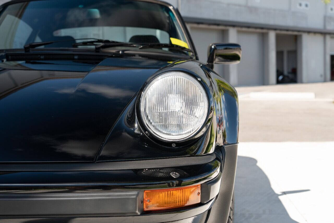 Porsche-911-1984-Coupe-17