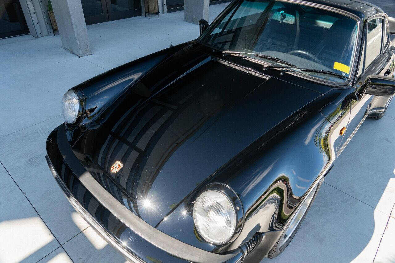Porsche-911-1984-Coupe-18