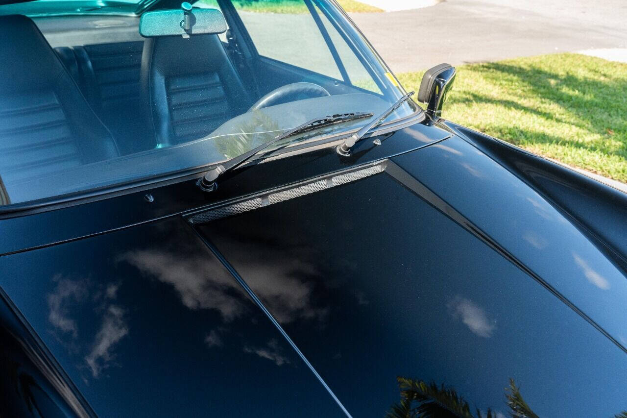 Porsche-911-1984-Coupe-21