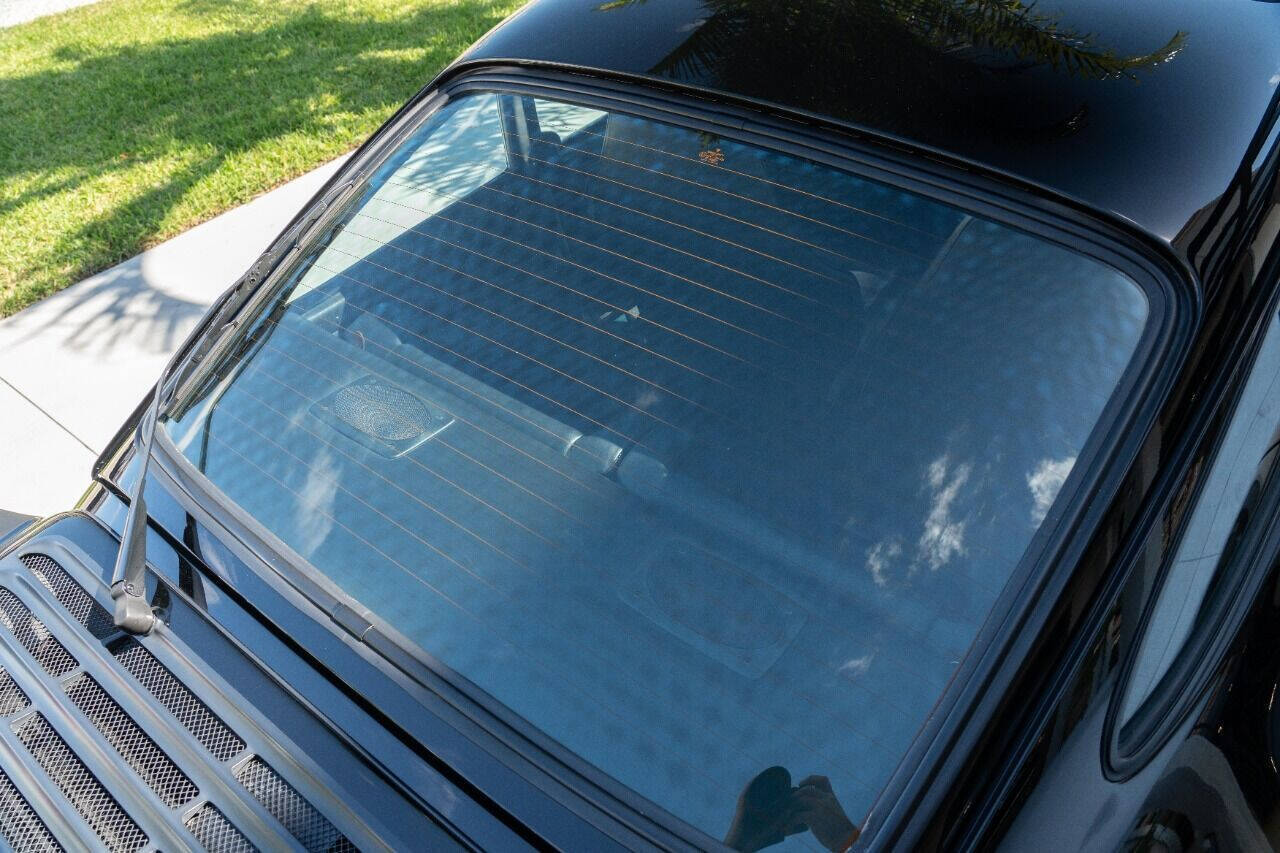 Porsche-911-1984-Coupe-30