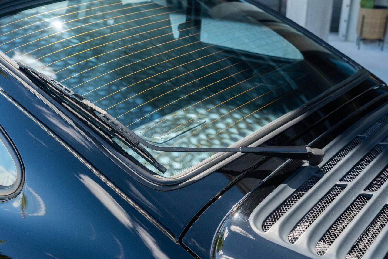 Porsche-911-1984-Coupe-32