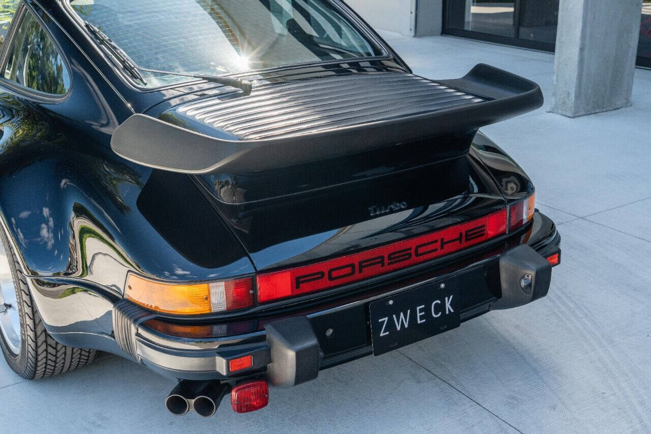 Porsche-911-1984-Coupe-33