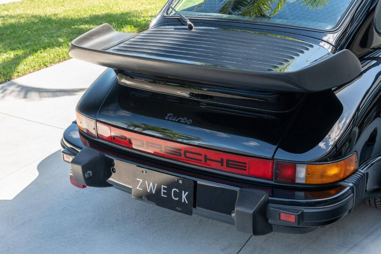 Porsche-911-1984-Coupe-34