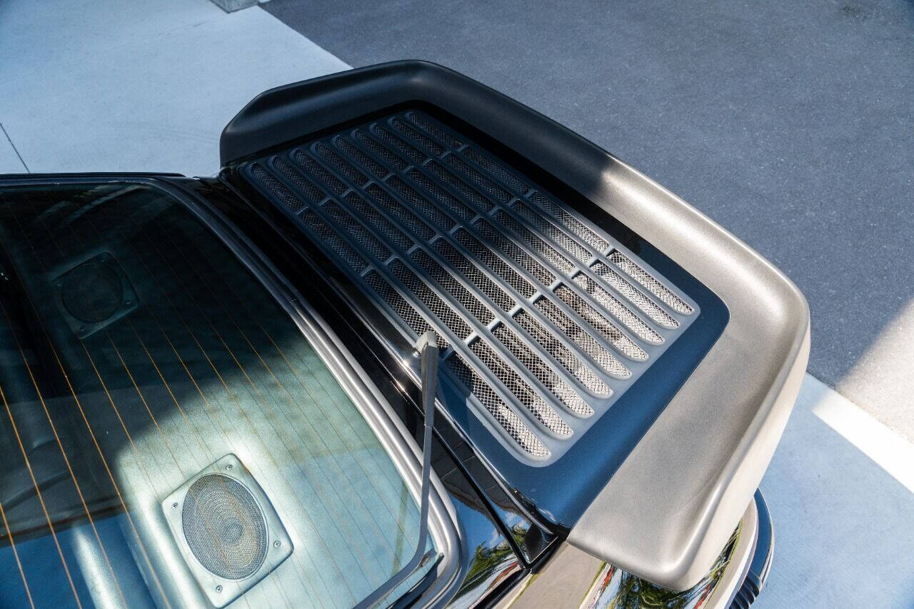 Porsche-911-1984-Coupe-35