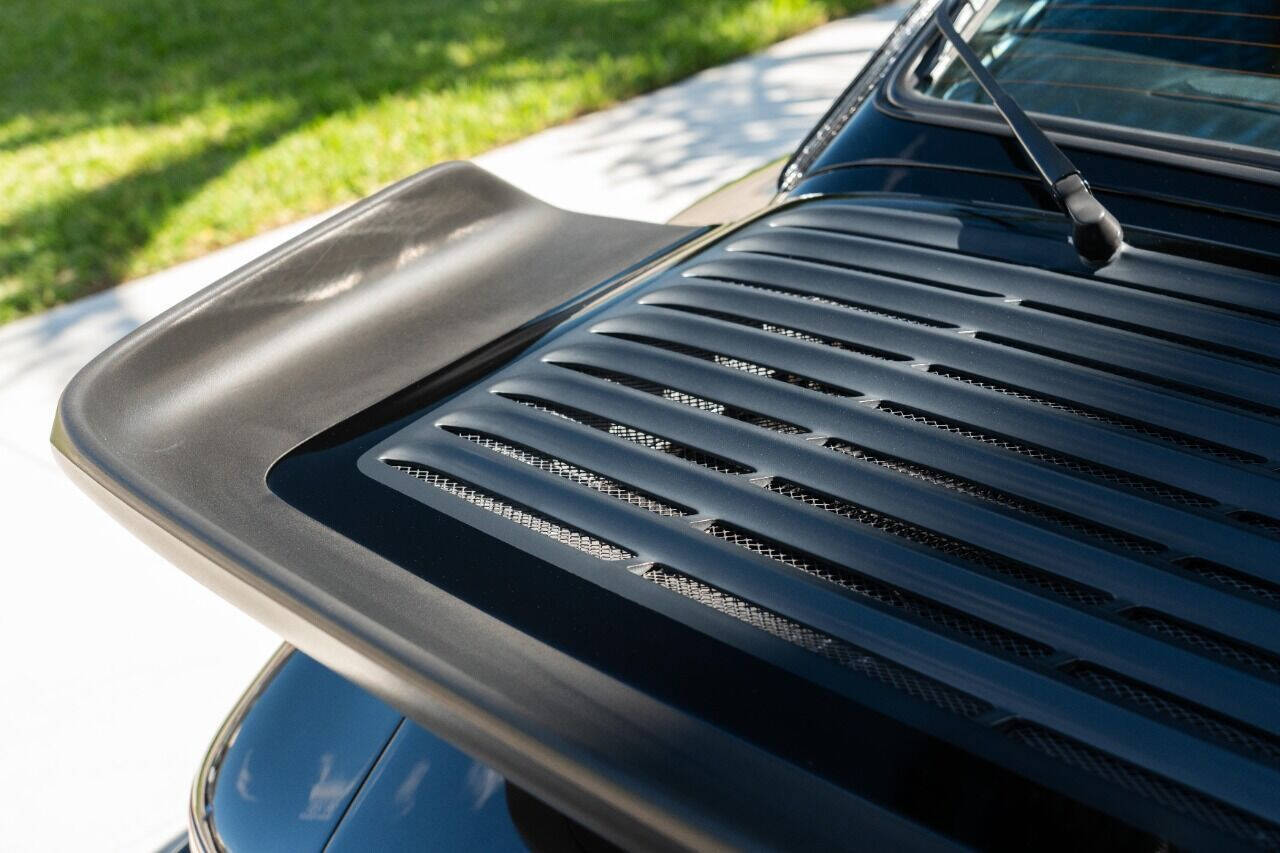 Porsche-911-1984-Coupe-37