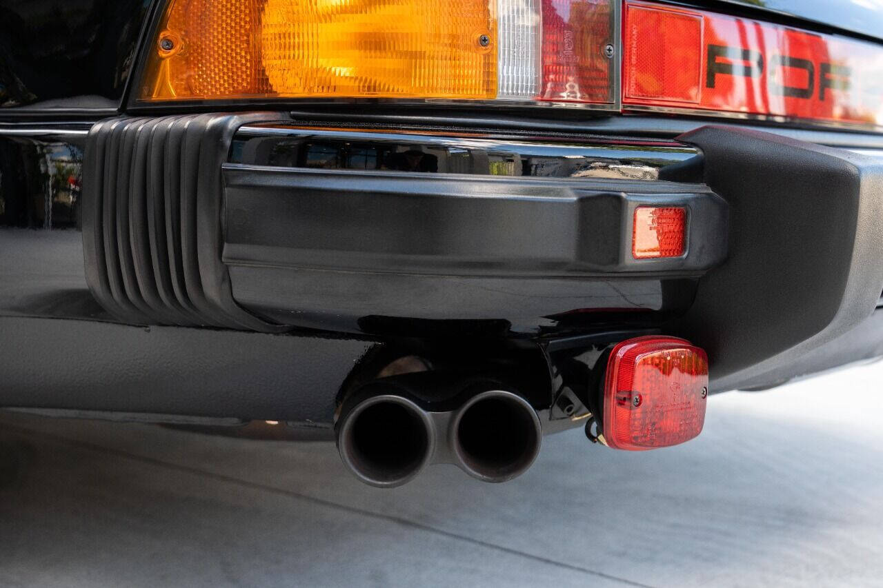 Porsche-911-1984-Coupe-39