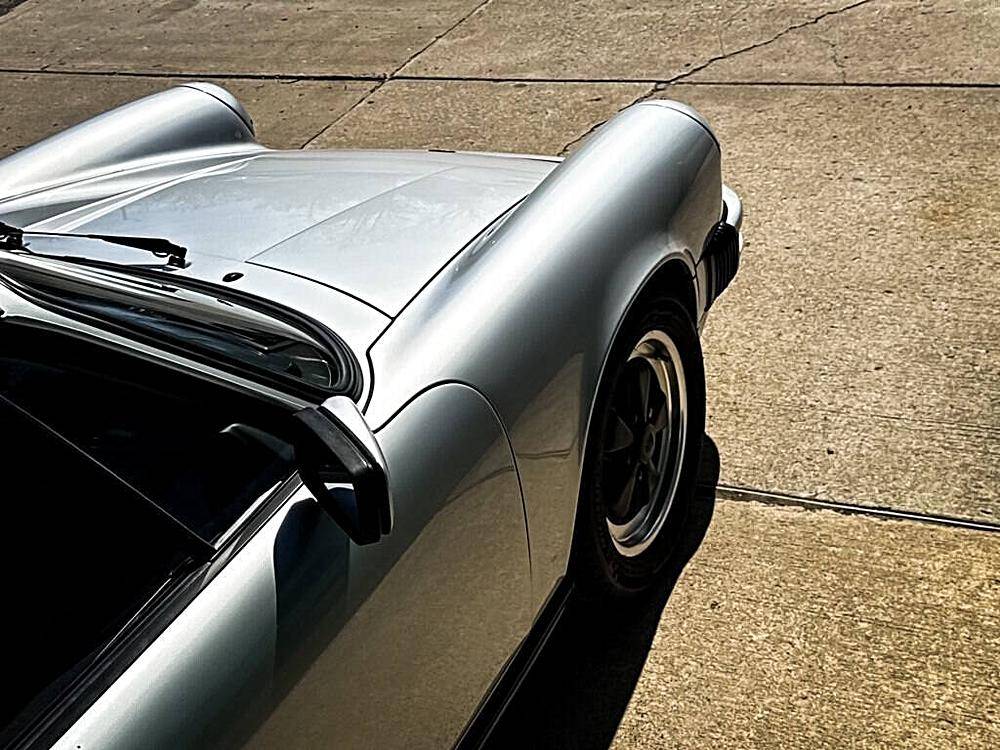 Porsche 911  1985 silver
