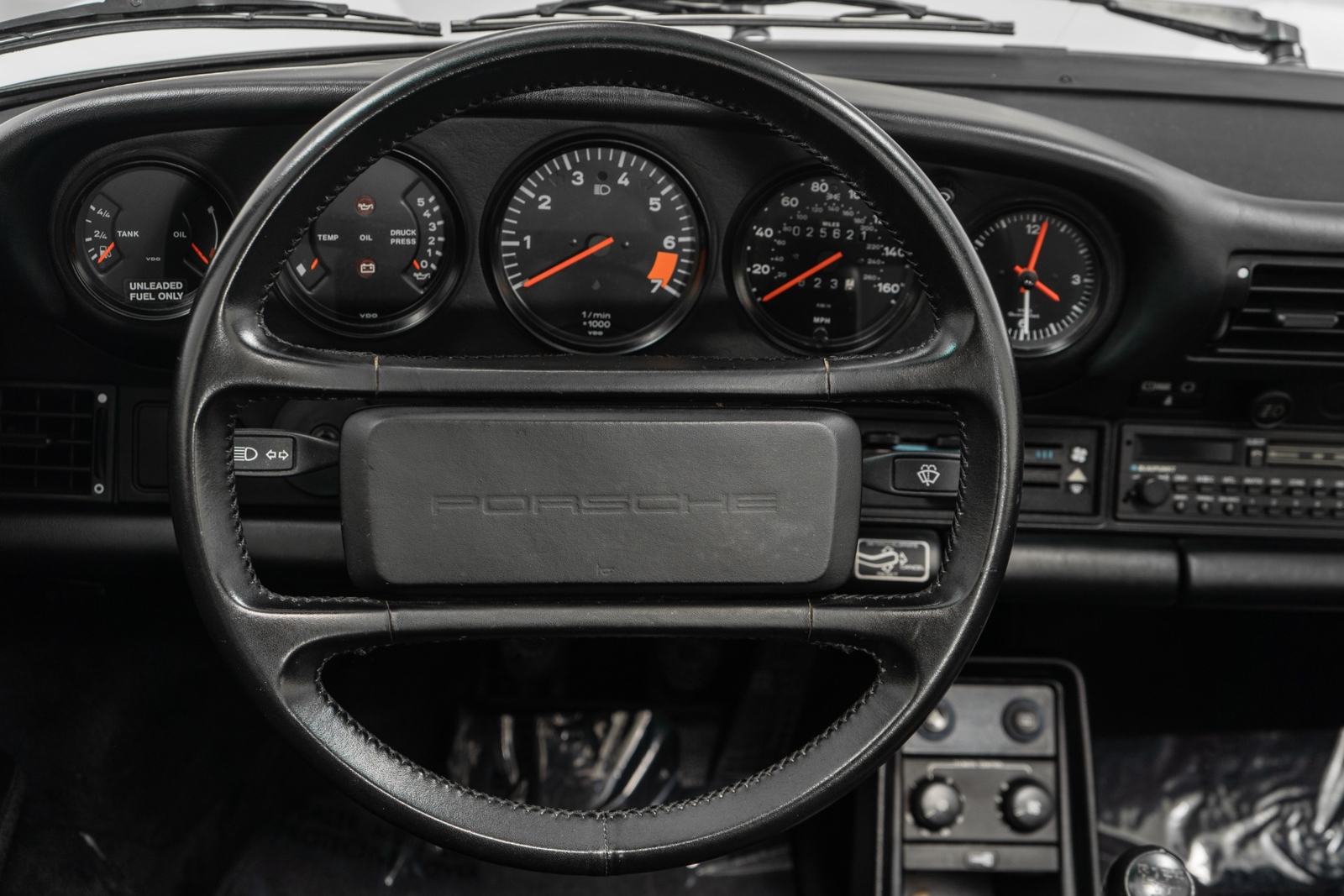 Porsche-911-1988-13
