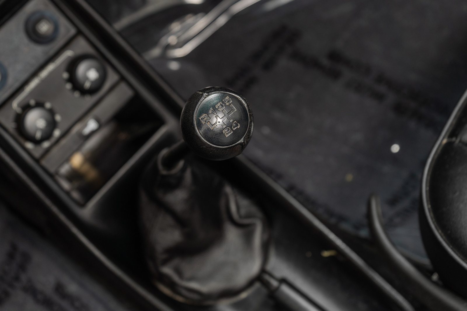 Porsche-911-1988-26