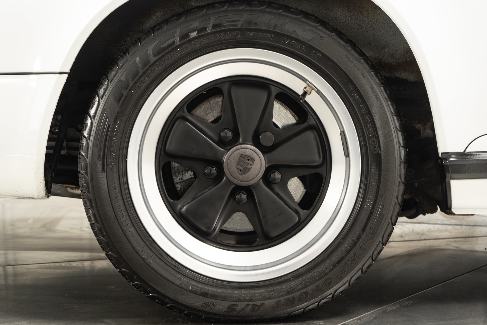 Porsche-911-1988-35